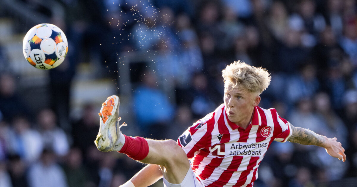 LIVE: Vild interesse – Prinser fra Dubai ringede AaBs Melker Widell under superligakampen mellem Sønderjyske og AaB i nedrykningsspillet på Sydbank Park i Haderslev mandag den 5. maj 2025.