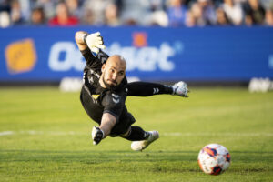 Matej Delac forsøger sig med en redning.