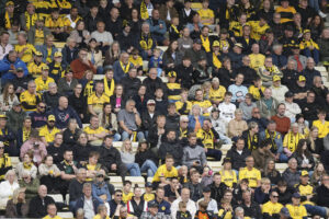 Et billede af AC Horsens-fans på plads på Hybel Arena.