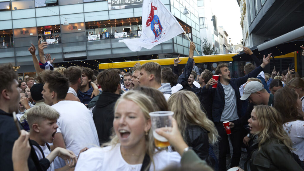 Bronzefest for AGF i Busgaden i det centrale Aarhus.