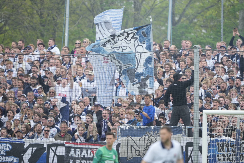AGF-fans på stadion i Vejlby.