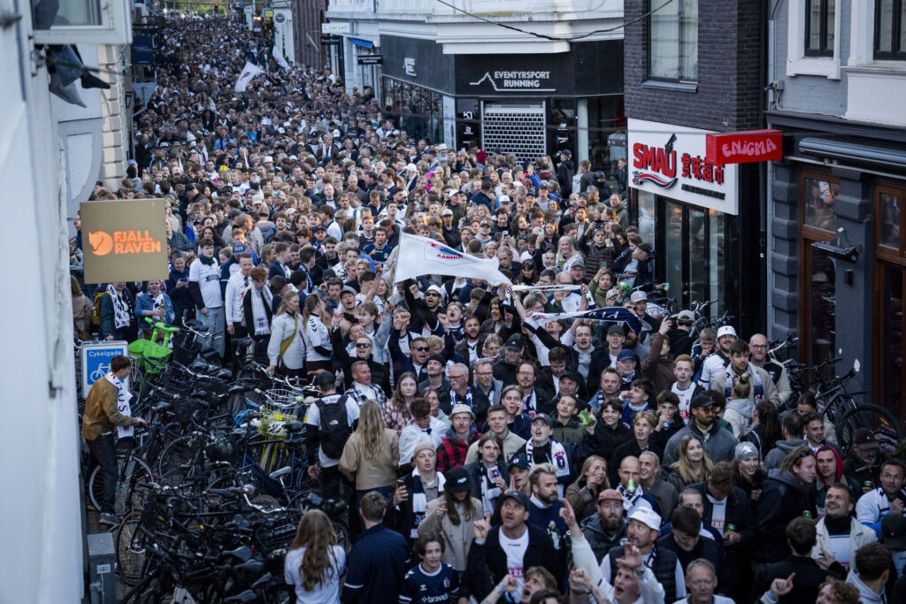 AGF-fans i gaderne i Aarhus.