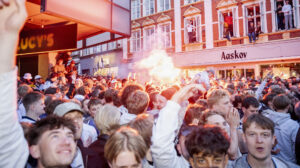 AGF-fans fejrer det danske mesterskab i busgaden