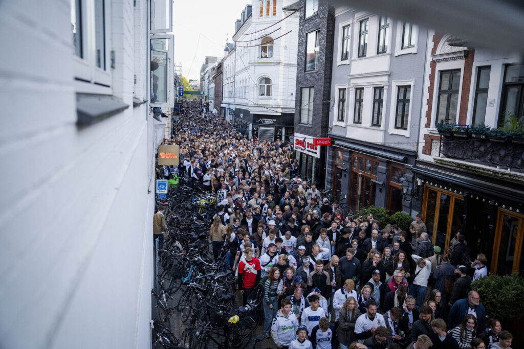 AGF-fans samlet midt i Aarhus.