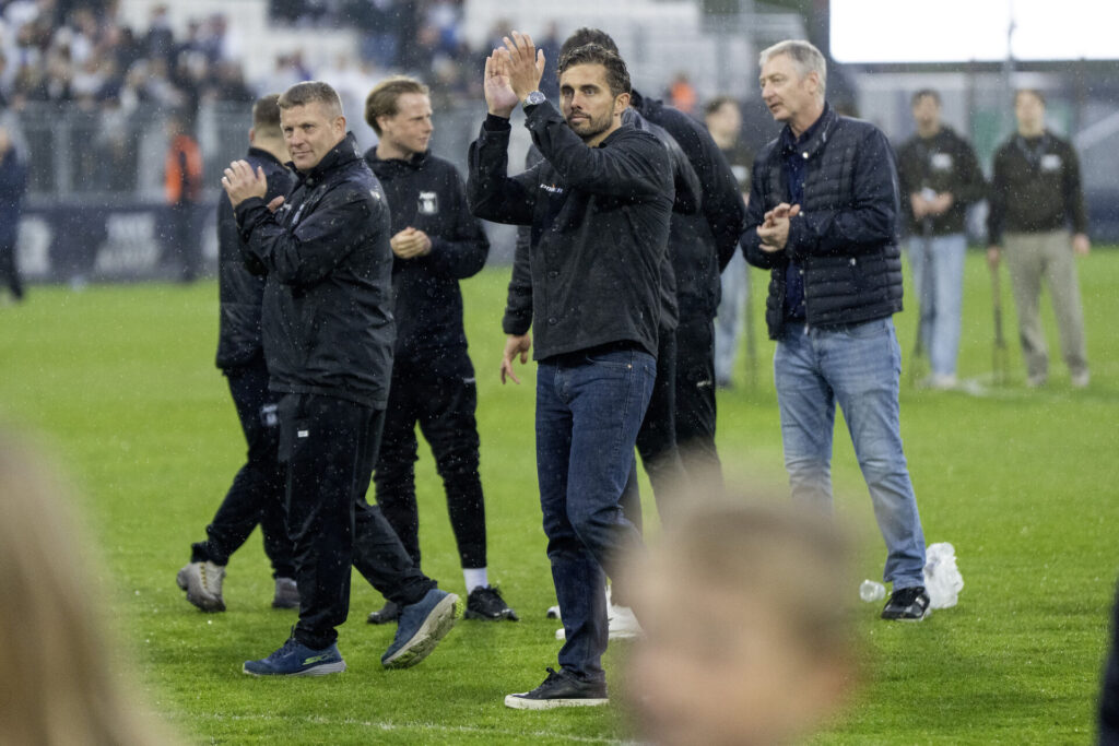 Jakob Poulsen klapper i hænderne.