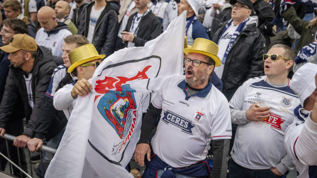 Glade AGF-fans synger