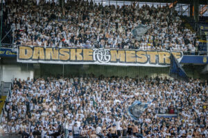 AGF fremviser et stor banner, hvor der står 'Danske mestre'