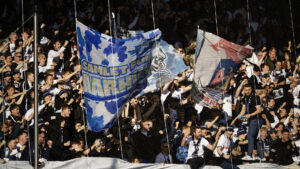 Et billede af en masse AGF-fans