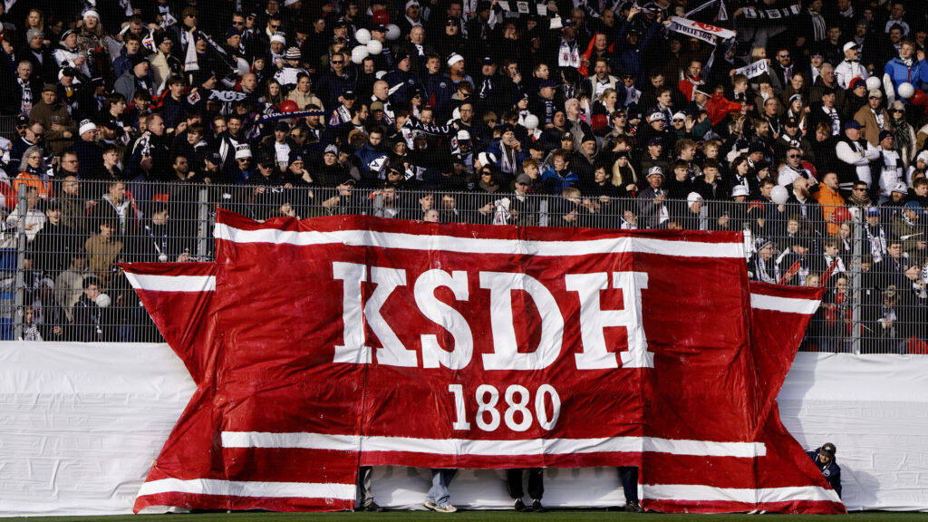 AGF-fansene viser en stor tifo frem