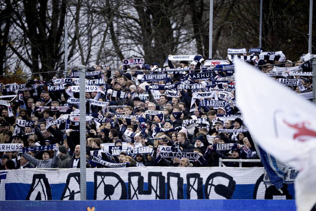 En masse AGF-fans viser tørklæderne frem