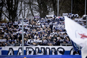 En masse AGF-fans viser tørklæderne frem