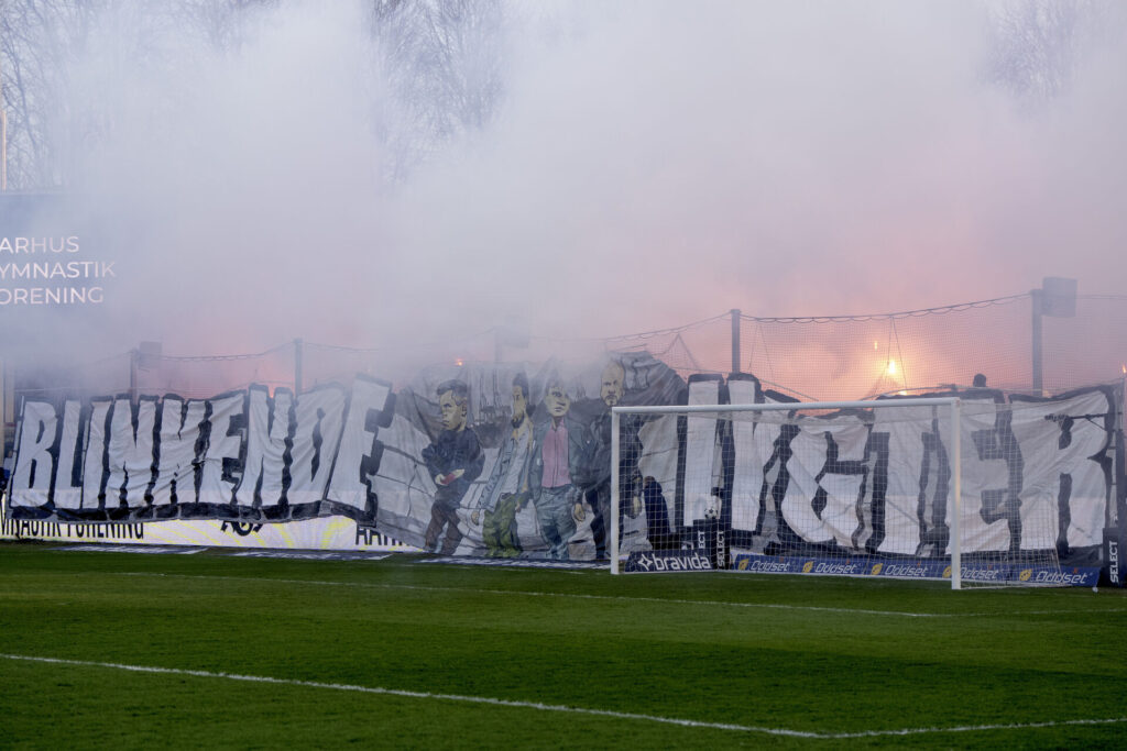 AGF-fans med pyroteknik i gang.