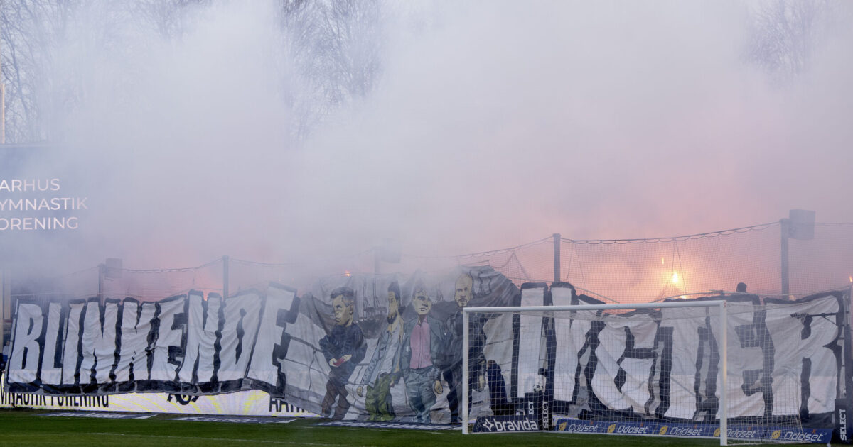 Vild støtte og pyro til AGF-træning AGF's fans med pyroteknik under en kamp hjemme mod Brøndby IF. Foto: Bo Amstrup/Ritzau Scanpix