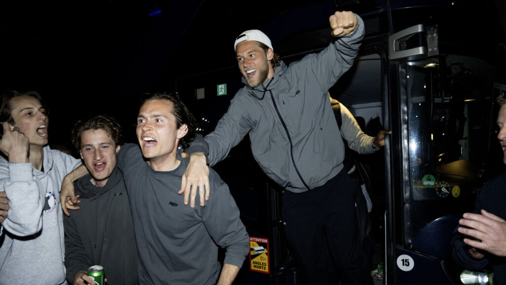 Felix Beijmo jubler på vej ud af en bus