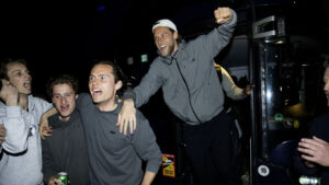 Felix Beijmo jubler på vej ud af en bus
