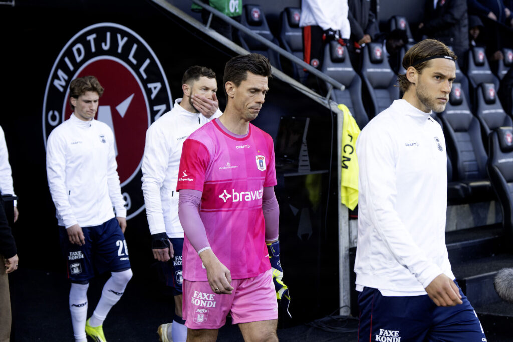 AGF's Jacob Andersen går på banen fra start mod FC Midtjylland.