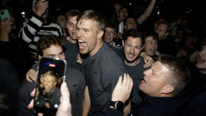 Frederik Tingager jubler med sine AGF-holdkammerater