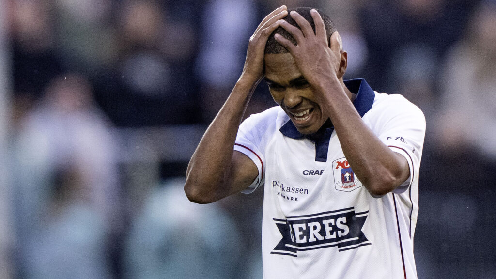 AGF's Gift Links tager sig til hovedet.