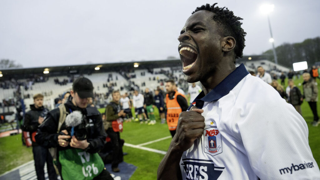 James Bogere råber til fansene.