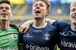 Patrick Mortensen hopper og jubler med sine holdkammerater i AGF.