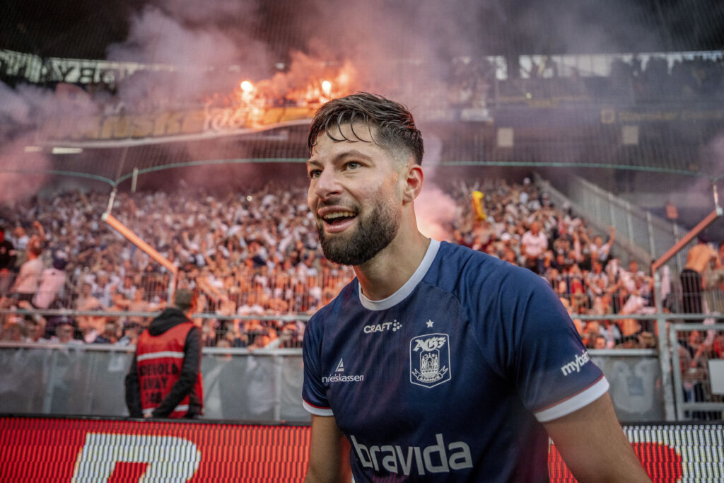 Kevin Yakob foran AGF's fans.