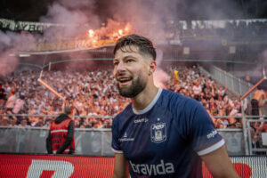 Kevin Yakob foran AGF's fans.