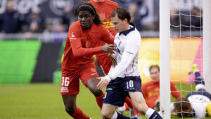 Caleb Yirenkyi i duel med Kristian Arnstad