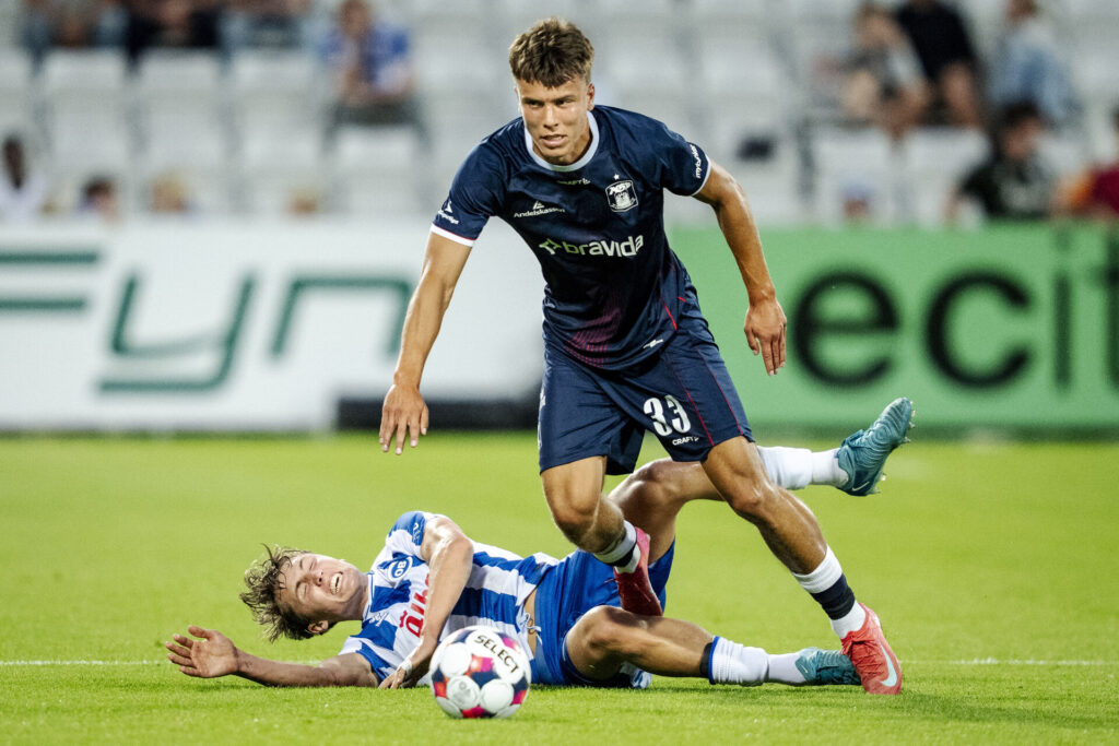 Luka Callø i duel med William Martin.