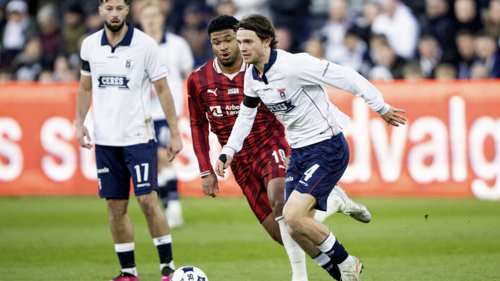 Magnus Knudsen løber efter bolden