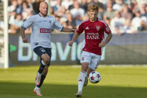AGF's Nicolai Poulsen og Vejles Tobias Lauritsen i Superligakampen den 24. august 2025.