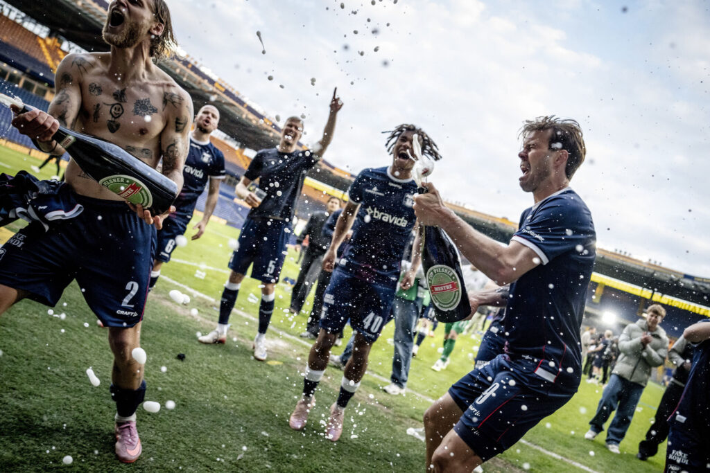 Patrick Mortensen sprøjter champagne.