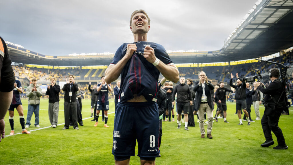 Patrick Mortensen jubler på brøndby stadion