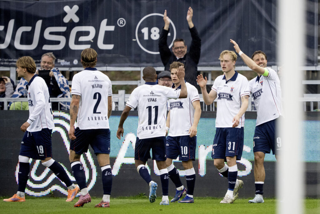 AGF's spillere jubler efter en scoring.