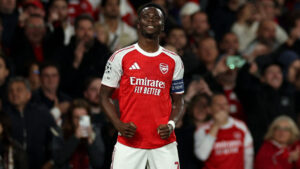 Arsenals Bukayo Saka jubler over scoring i semifinale.