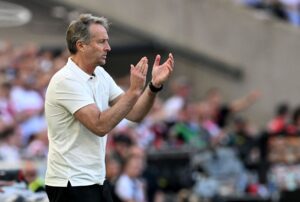 Kasper Hjulmand på sidelinjen for Bayer Leverkusen.