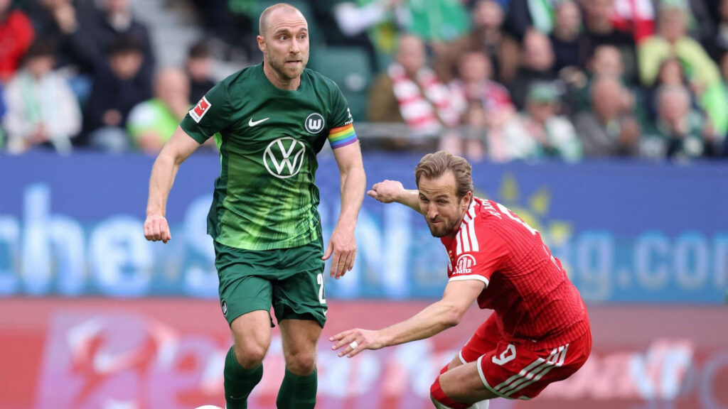 Christian Eriksen dribler forbi Harry Kane.