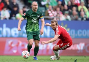Christian Eriksen har bolden mod Bayern München.
