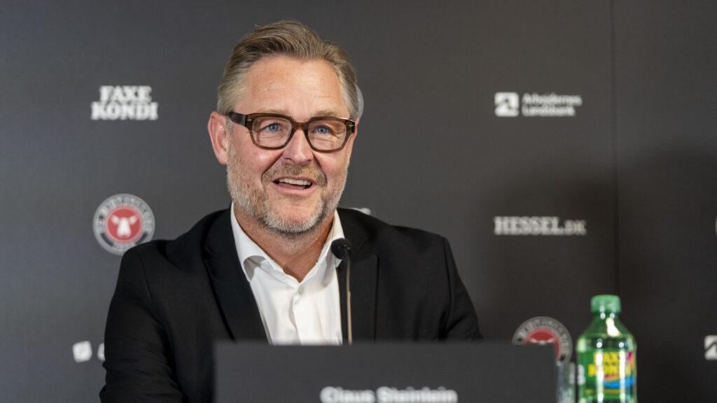 Claus Steinlein ved pressemøde i FC Midtjylland.