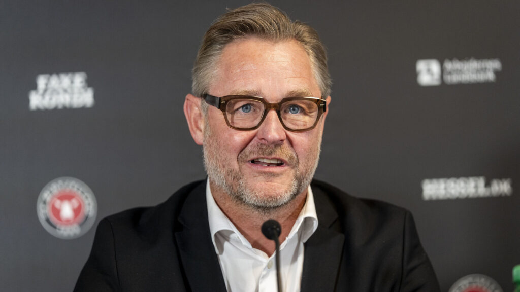 Claus Steinlein til et pressemøde.