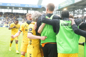 AC Horsens' spillere jubler vildt.