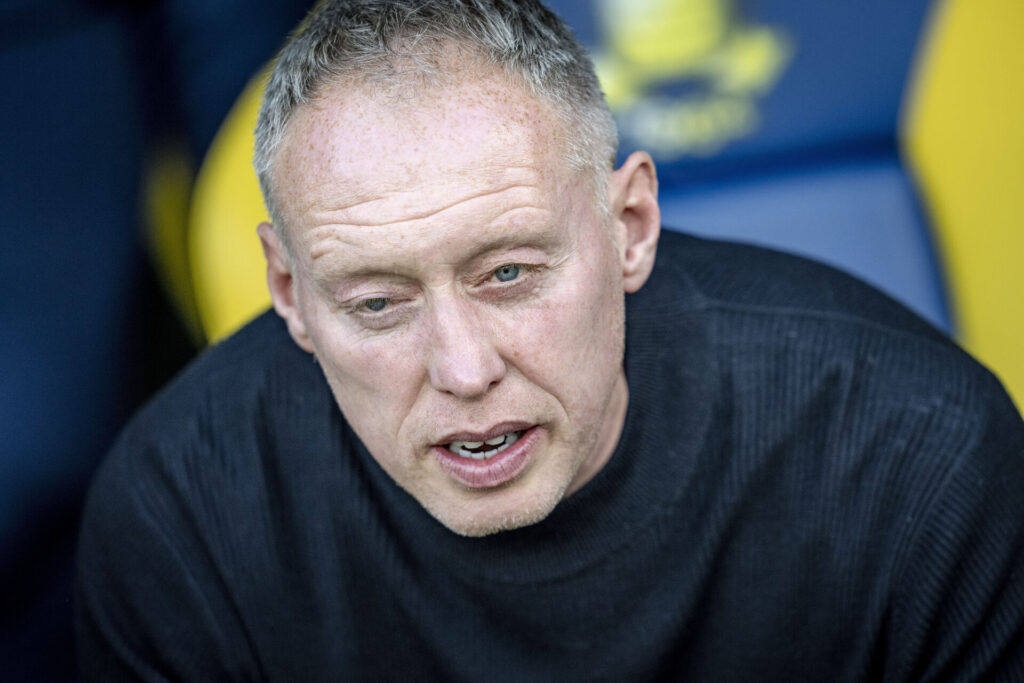 Steve Cooper på bænken for Brøndby IF.