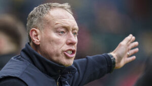 Steve Cooper gestikulerer på Brøndby-bænken.