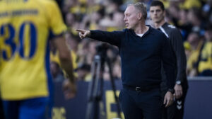 Steve Cooper peger ud i luften.
