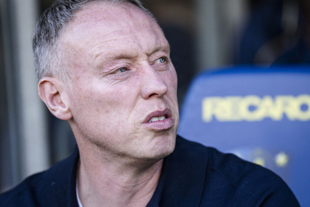 Steve Cooper kigger til siden.