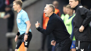 Steve Cooper råber