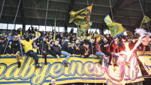 Brøndby IF-fansene flager