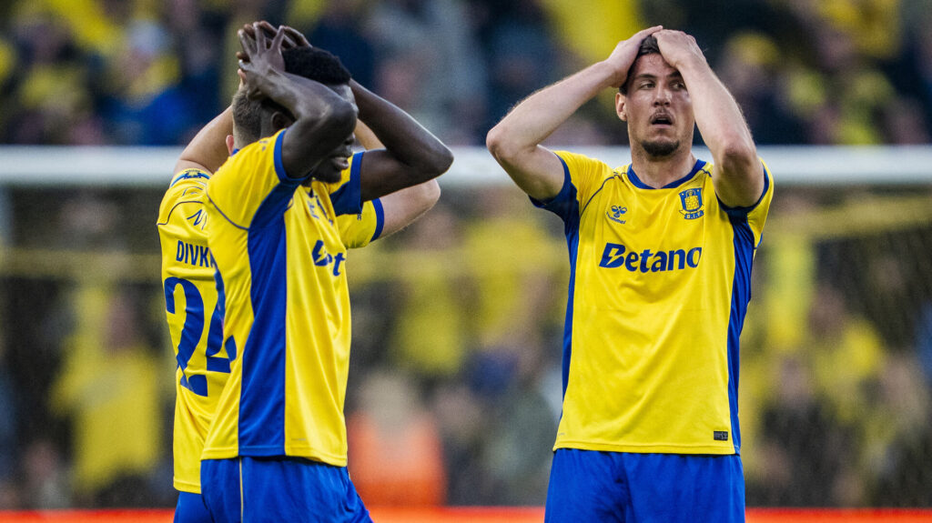 Brøndby-spillere græmmer sig efter FCK-nederlag.