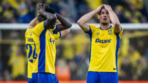 Brøndby-spillere græmmer sig efter FCK-nederlag.