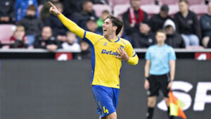Luis Binks peger med sin pegefinger.