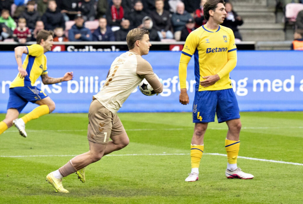 Patrick Pentz i aktion mod FC Midtjylland.